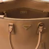 Bardzo duża skórzana torba Prada Buckle Bardzo duża skórzana torba Prada Buckle
