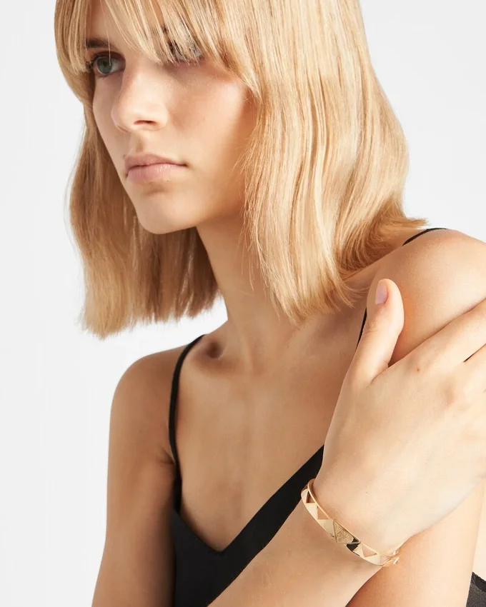 Bransoletka typu bangle z wycięciami z żółtego złota Bransoletka typu bangle z wycięciami z żółtego złota