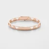 Bransoletka typu bangle z wycięciem z wiecznego złota w kolorze różowym Bransoletka typu bangle z wycięciem z wiecznego złota w kolorze różowym