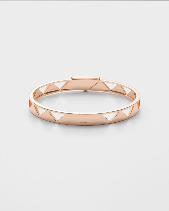 Bransoletka typu bangle z wycięciem z wiecznego złota w kolorze różowym Bransoletka typu bangle z wycięciem z wiecznego złota w kolorze różowym