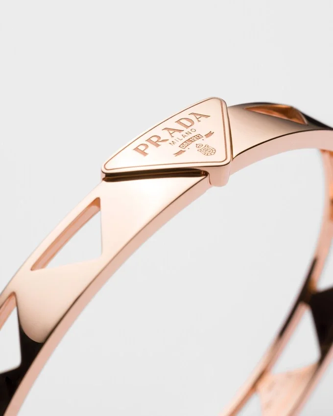 Bransoletka typu bangle z wycięciem z wiecznego złota w kolorze różowym Bransoletka typu bangle z wycięciem z wiecznego złota w kolorze różowym