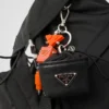 Breloczek do kluczy w kształcie mini torebki z tkaniny Re-Nylon Breloczek do kluczy w kształcie mini torebki z tkaniny Re-Nylon