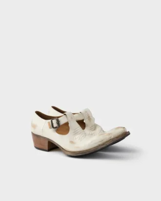 Buty z postarzanej skóry z klamrą