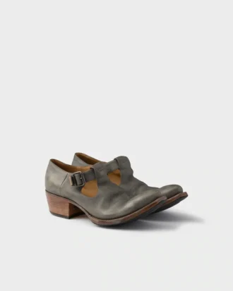 Buty z postarzanej skóry z klamrą