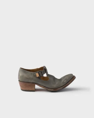 Buty z postarzanej skóry z klamrą