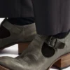 Buty z postarzanej skóry z klamrą Buty z postarzanej skóry z klamrą
