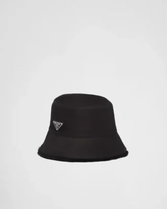 Czapka typu bucket z materiału Re-Nylon i owczej skóry Czapka typu bucket z materiału Re-Nylon i owczej skóry