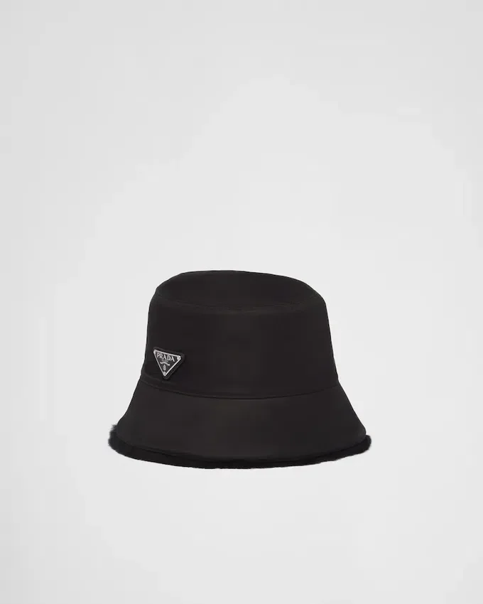 Czapka typu bucket z materiału Re-Nylon i owczej skóry Czapka typu bucket z materiału Re-Nylon i owczej skóry