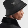 Czapka typu bucket z materiału Re-Nylon i owczej skóry Czapka typu bucket z materiału Re-Nylon i owczej skóry