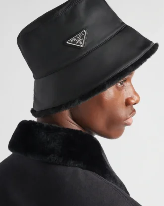 Czapka typu bucket z materiału Re-Nylon i owczej skóry Czapka typu bucket z materiału Re-Nylon i owczej skóry
