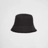 Czapka typu bucket z materiału Re-Nylon i owczej skóry Czapka typu bucket z materiału Re-Nylon i owczej skóry