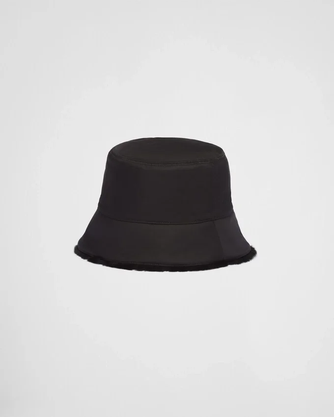 Czapka typu bucket z materiału Re-Nylon i owczej skóry Czapka typu bucket z materiału Re-Nylon i owczej skóry