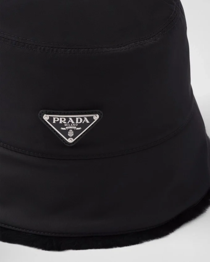 Czapka typu bucket z materiału Re-Nylon i owczej skóry Czapka typu bucket z materiału Re-Nylon i owczej skóry