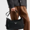 Duża torba na ramię z materiału Re-Nylon i skóry Saffiano Duża torba na ramię z materiału Re-Nylon i skóry Saffiano