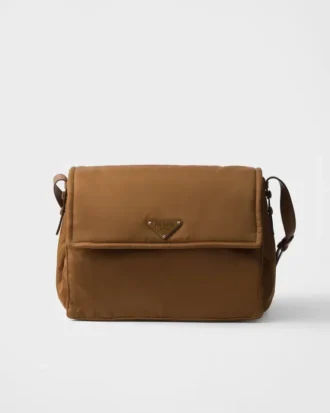 Duża wyściełana torba na ramię Prada Traveller z materiału Re-Nylon