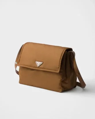 Duża wyściełana torba na ramię Prada Traveller z materiału Re-Nylon