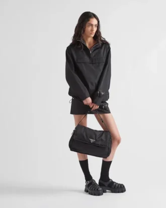 Duża wyściełana torba na ramię Prada Traveller z materiału Re-Nylon