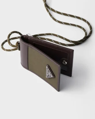 Etui na karty Prada Speedrock z Re-Nylonu i skóry z paskiem