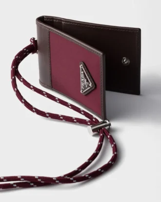 Etui na karty Prada Speedrock z Re-Nylonu i skóry z paskiem