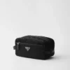 Etui podróżne z tkaniny Re-Nylon i skóry Saffiano Etui podróżne z tkaniny Re-Nylon i skóry Saffiano