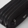 Etui podróżne z tkaniny Re-Nylon i skóry Saffiano Etui podróżne z tkaniny Re-Nylon i skóry Saffiano