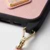 Etui ze skóry Saffiano do iPhone’a 16 Pro Max z paskiem na ramię