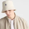 Kapelusz typu bucket z starej gabardyny
