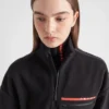 Krótka bluza z technicznego polaru z recyklingu Krótka bluza z technicznego polaru z recyklingu