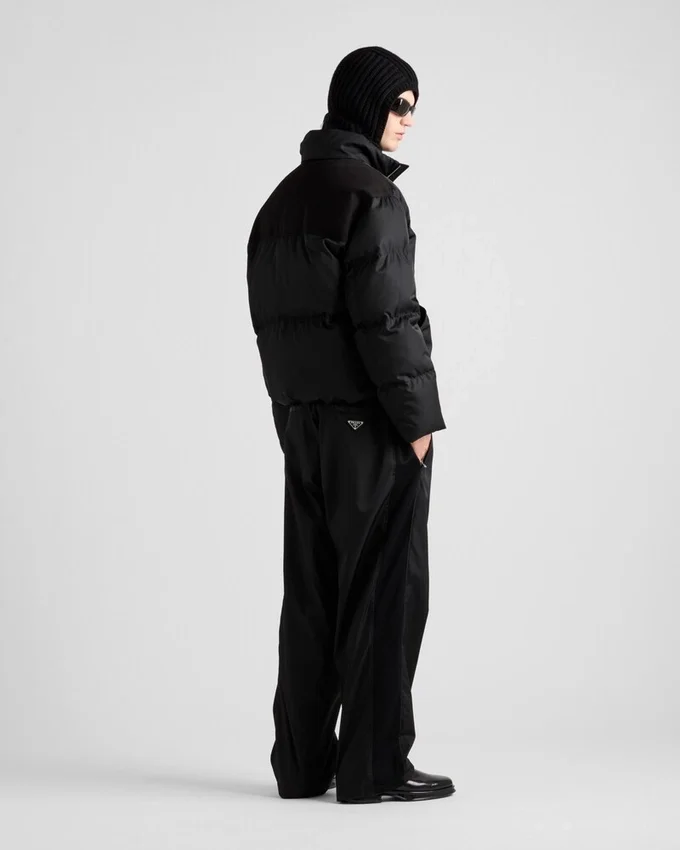 Krótka kurtka puchowa z materiału Re-Nylon Krótka kurtka puchowa z materiału Re-Nylon