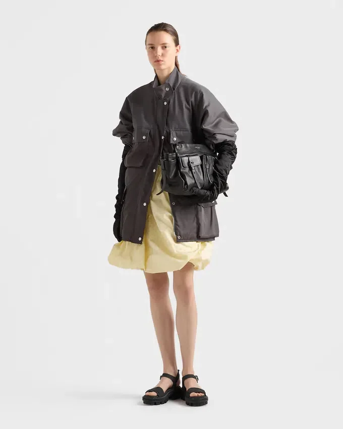 Kurtka przeciwdeszczowa z pranej tkaniny Re-Nylon Kurtka przeciwdeszczowa z pranej tkaniny Re-Nylon