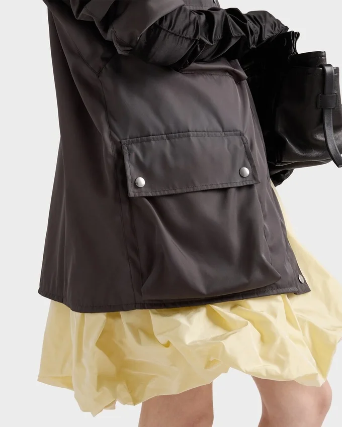 Kurtka przeciwdeszczowa z pranej tkaniny Re-Nylon Kurtka przeciwdeszczowa z pranej tkaniny Re-Nylon