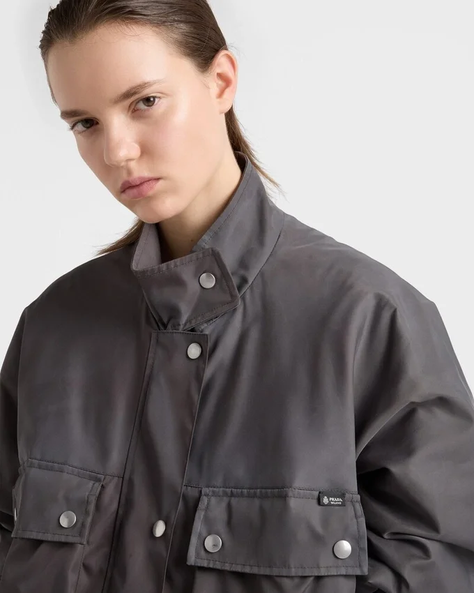 Kurtka przeciwdeszczowa z pranej tkaniny Re-Nylon Kurtka przeciwdeszczowa z pranej tkaniny Re-Nylon