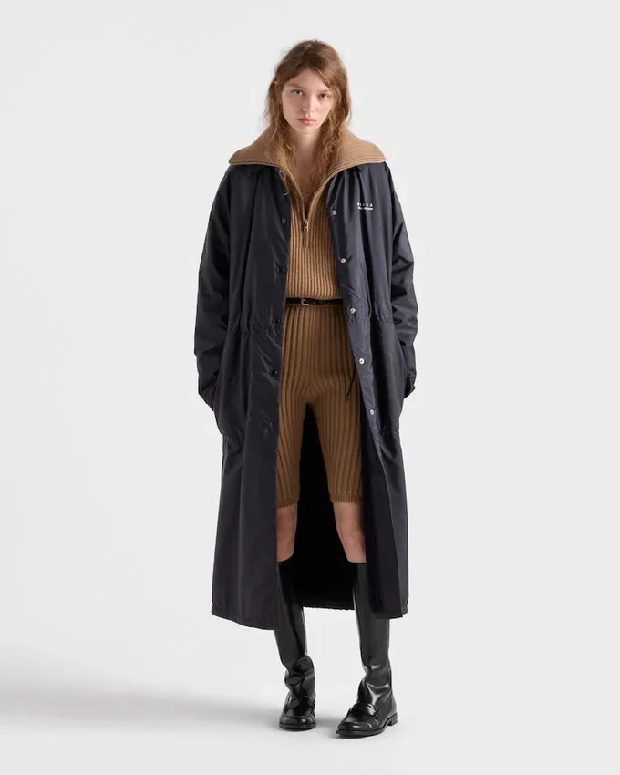 Lekki płaszcz przeciwdeszczowy z materiału Re-Nylon Lekki płaszcz przeciwdeszczowy z materiału Re-Nylon