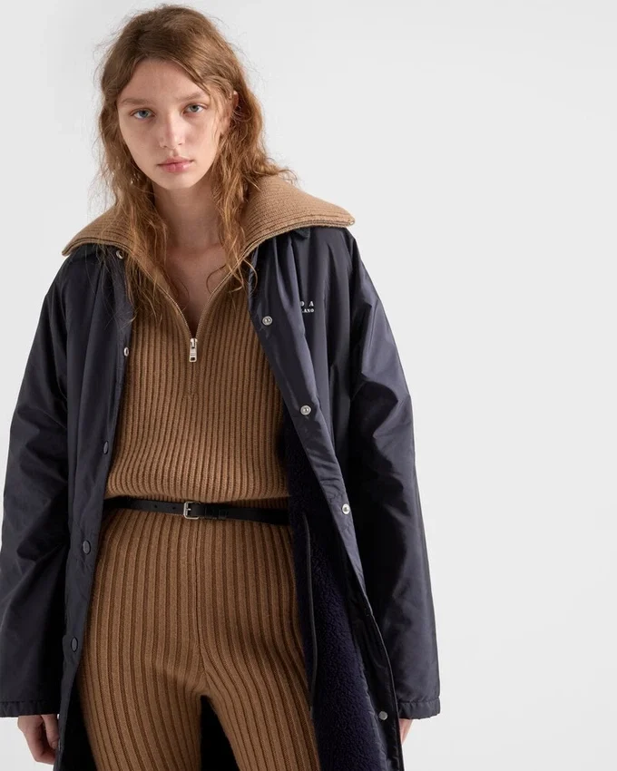 Lekki płaszcz przeciwdeszczowy z materiału Re-Nylon Lekki płaszcz przeciwdeszczowy z materiału Re-Nylon