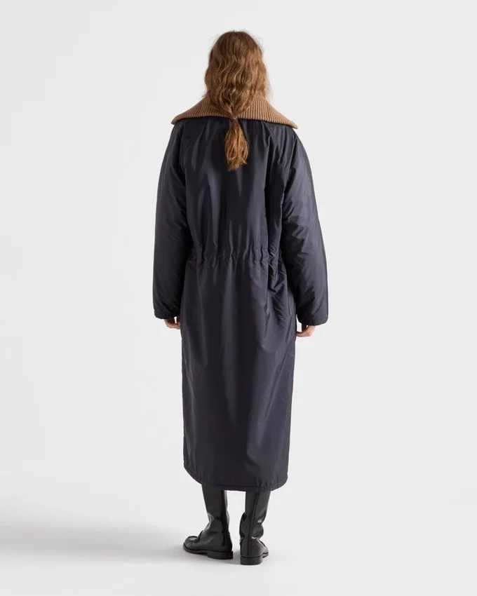 Lekki płaszcz przeciwdeszczowy z materiału Re-Nylon Lekki płaszcz przeciwdeszczowy z materiału Re-Nylon