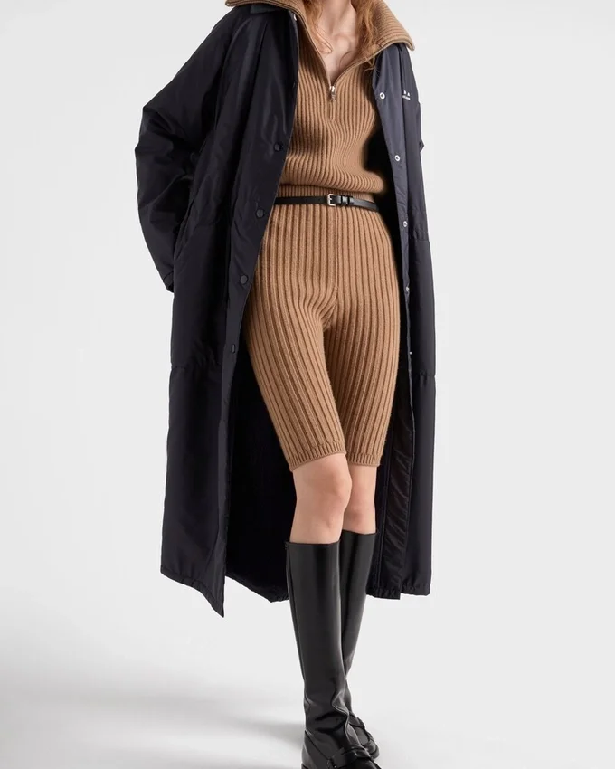 Lekki płaszcz przeciwdeszczowy z materiału Re-Nylon Lekki płaszcz przeciwdeszczowy z materiału Re-Nylon