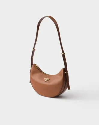 Mała skórzana torba na ramię Prada Arqua