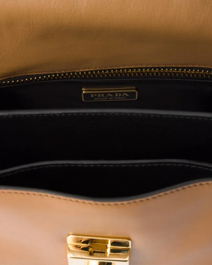 Mała skórzana torba na ramię Prada Soft Sound z zawieszkami Mała skórzana torba na ramię Prada Soft Sound z zawieszkami