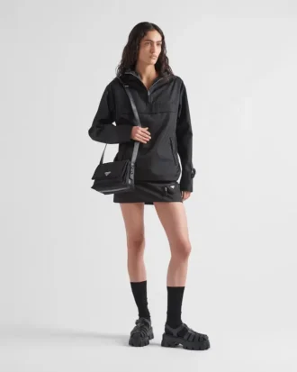 Mała wyściełana torba na ramię Prada Traveller z Re-Nylonu