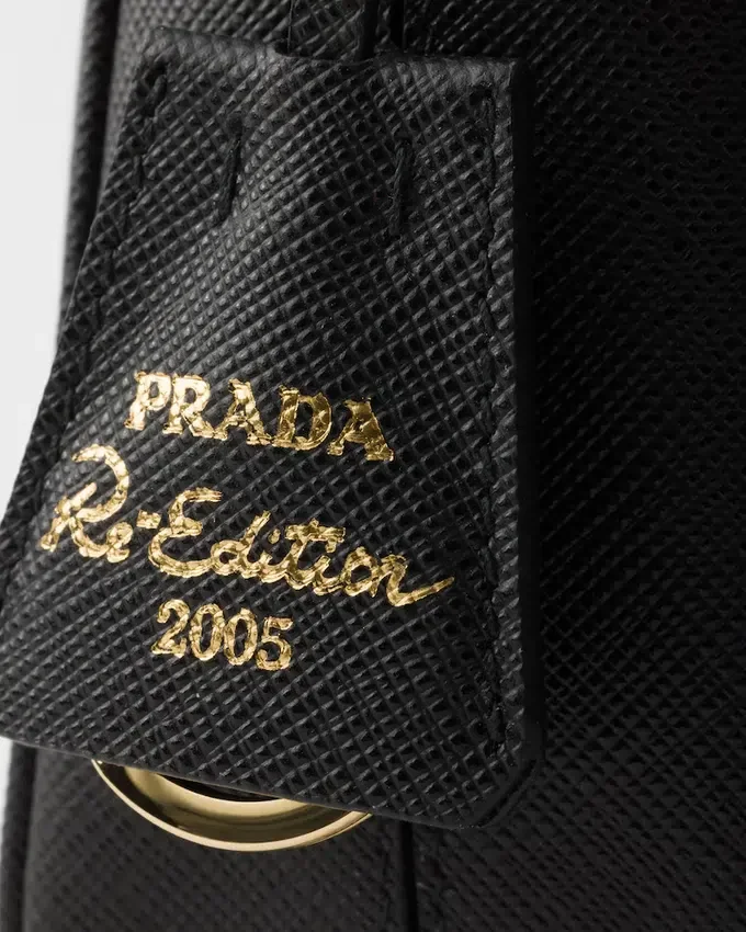 Mini torebka Prada Re-Edition 2005 ze skóry Saffiano Mini torebka Prada Re-Edition 2005 ze skóry Saffiano