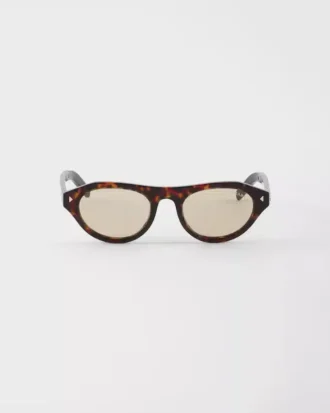 Okulary przeciwsłoneczne Prada z kultową metalową plakietką