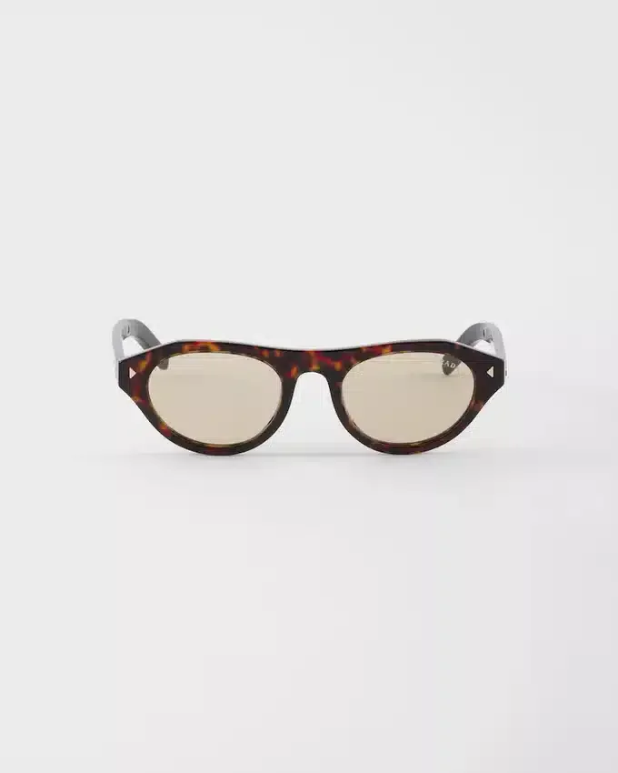 Okulary przeciwsłoneczne Prada z kultową metalową plakietką Okulary przeciwsłoneczne Prada z kultową metalową plakietką
