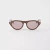 Okulary przeciwsłoneczne Prada z kultową metalową plakietką Okulary przeciwsłoneczne Prada z kultową metalową plakietką