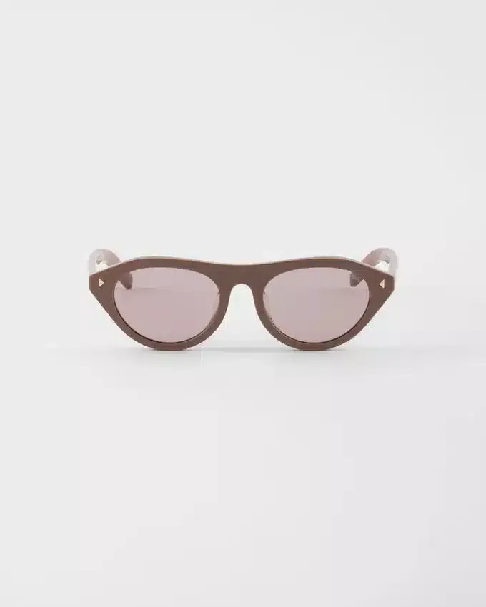 Okulary przeciwsłoneczne Prada z kultową metalową plakietką Okulary przeciwsłoneczne Prada z kultową metalową plakietką