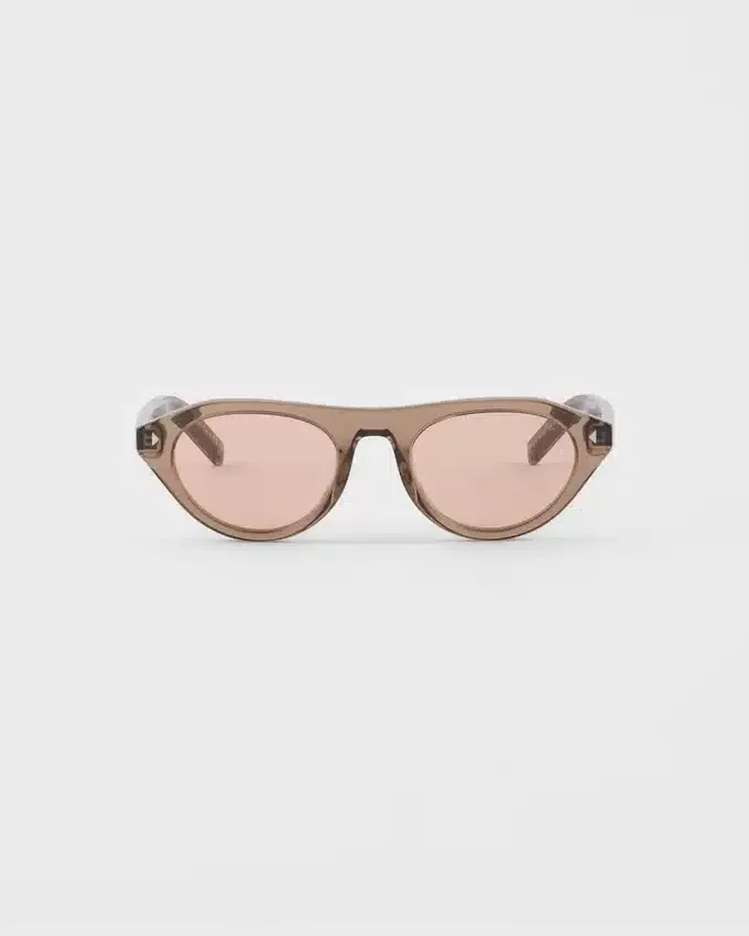 Okulary przeciwsłoneczne Prada z kultową metalową plakietką Okulary przeciwsłoneczne Prada z kultową metalową plakietką