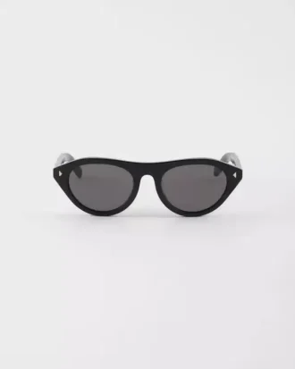 Okulary przeciwsłoneczne Prada z kultową metalową plakietką