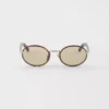 Okulary przeciwsłoneczne Prada z kultową metalową plakietką Okulary przeciwsłoneczne Prada z kultową metalową plakietką