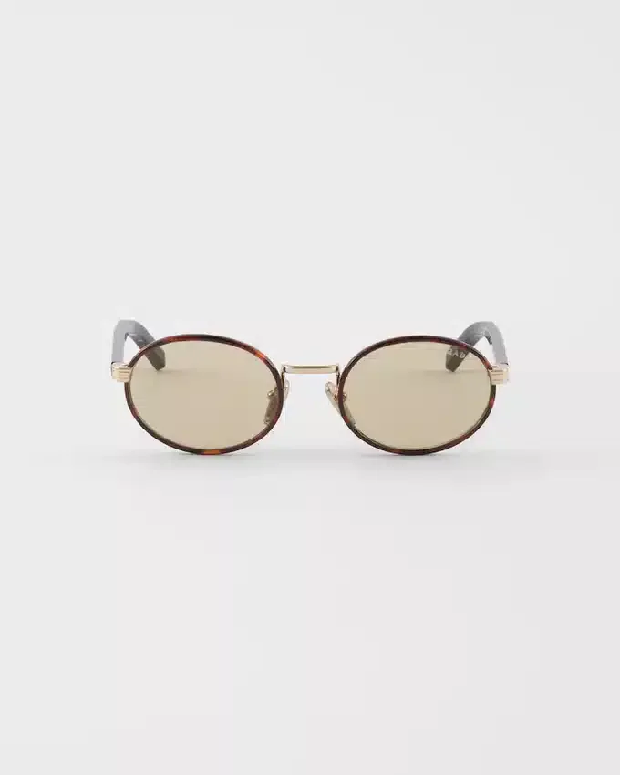 Okulary przeciwsłoneczne Prada z kultową metalową plakietką Okulary przeciwsłoneczne Prada z kultową metalową plakietką