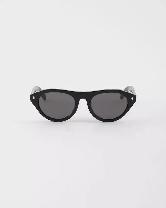 Okulary przeciwsłoneczne Prada z kultową metalową plakietką Okulary przeciwsłoneczne Prada z kultową metalową plakietką