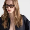 Okulary przeciwsłoneczne Prada z kultową metalową plakietką Okulary przeciwsłoneczne Prada z kultową metalową plakietką